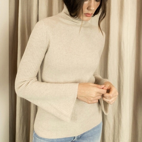 DEMYLEE cashmere turtleneck Janella sweater with flared sleeves - Picture 1 of 6